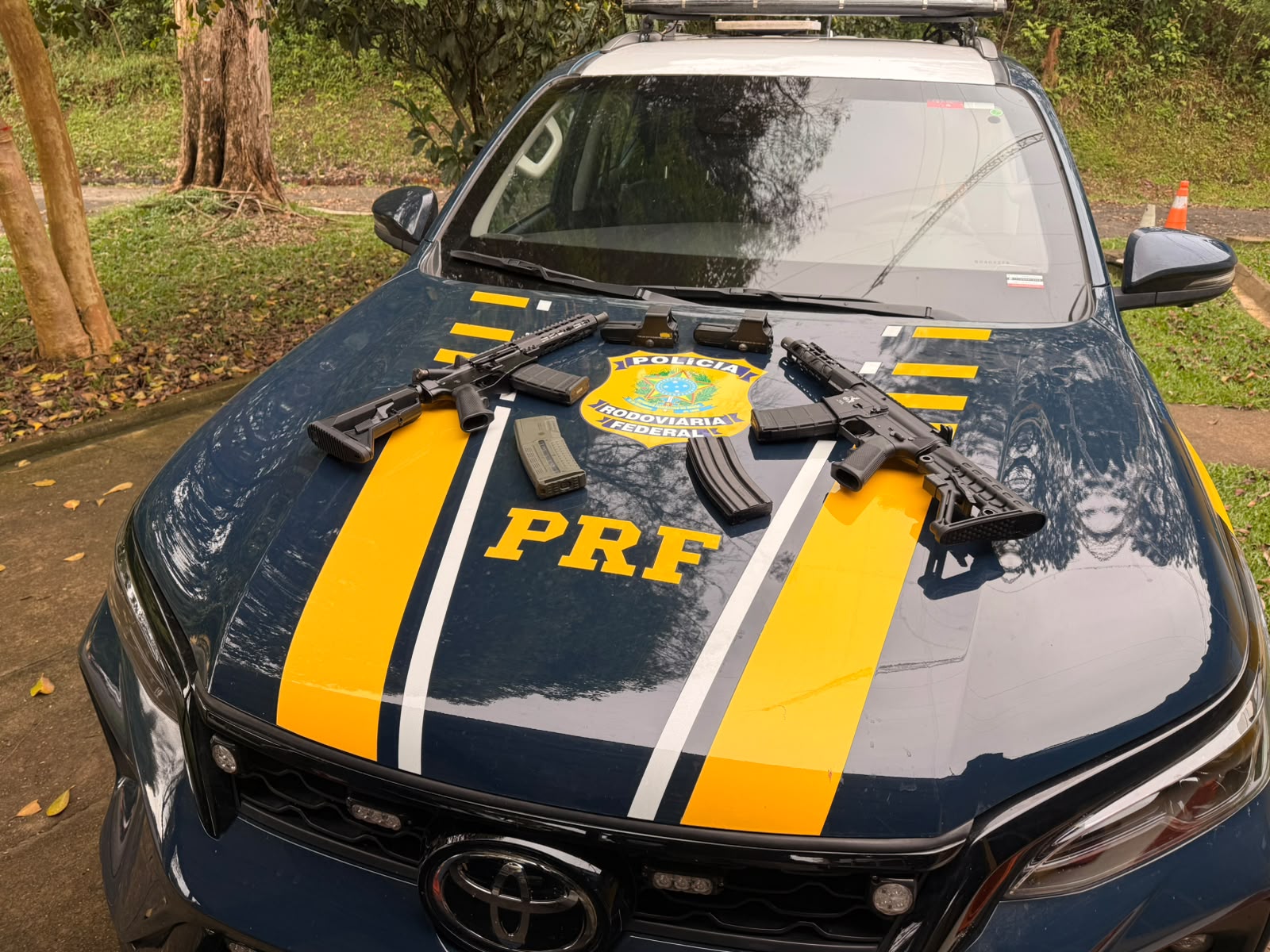 PRF apreende na BR-376 dois fuzis escondidos em carro que saiu de Naviraí