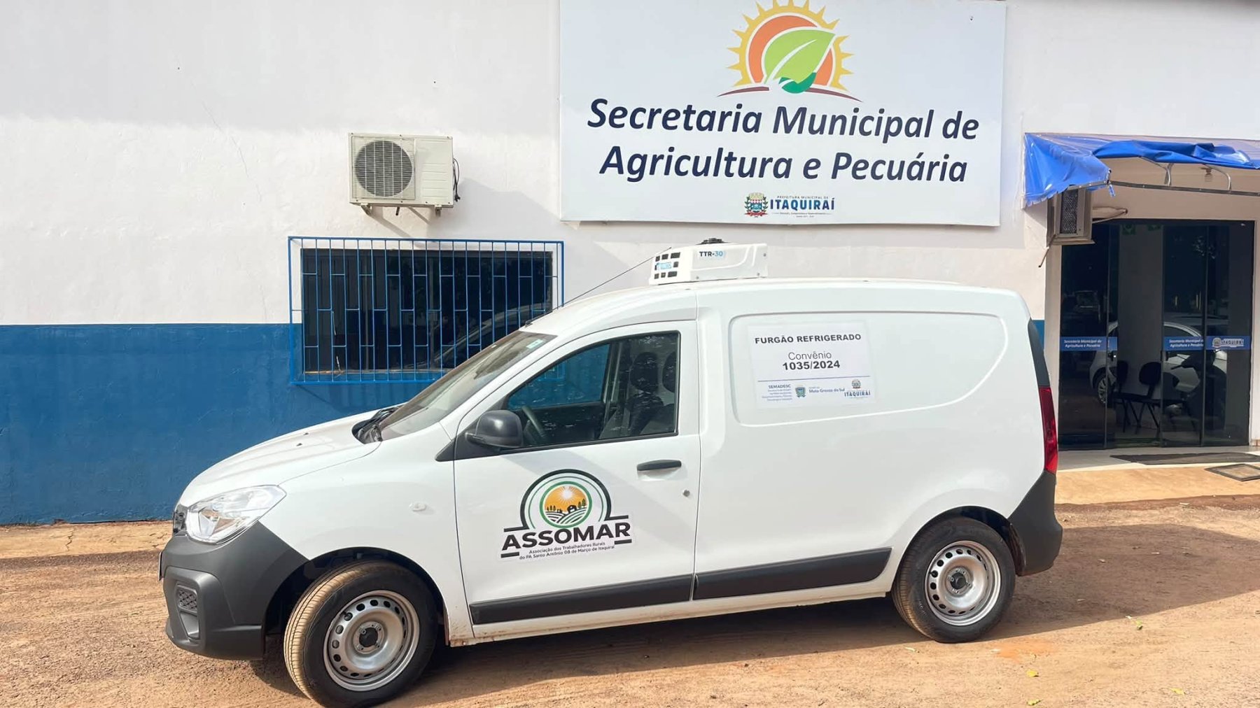 Itaquiraí entrega furgão refrigerado para associação de agricultores familiares