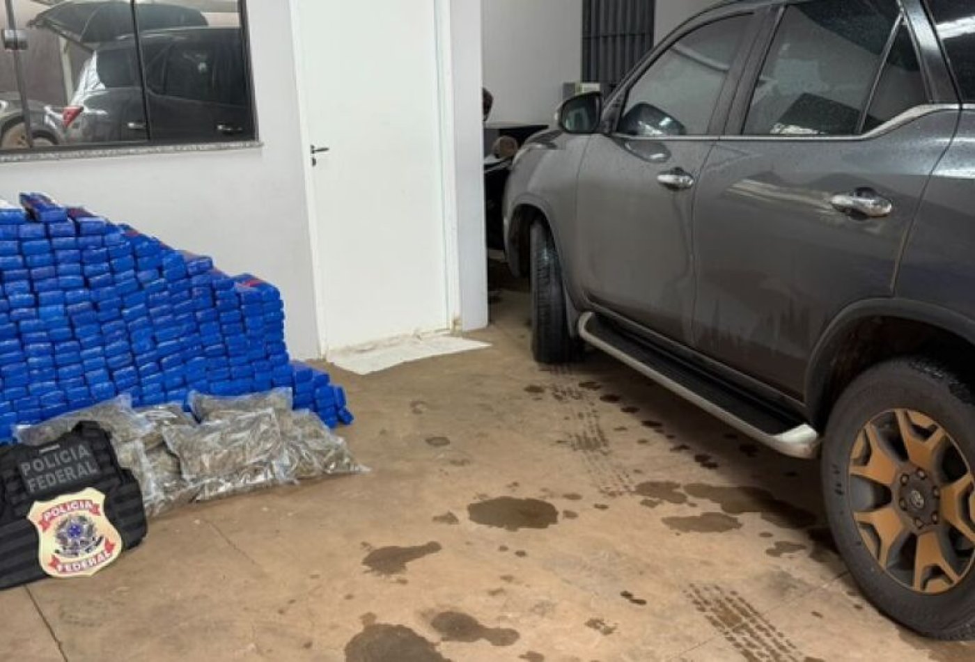 Polícia identifica veículo clonado e apreende quase meia tonelada de drogas